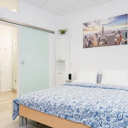 Private Room #3, Queen Bed, Ground Floor, Ac, 2Min To Rab, No Kitchen Апартаменты